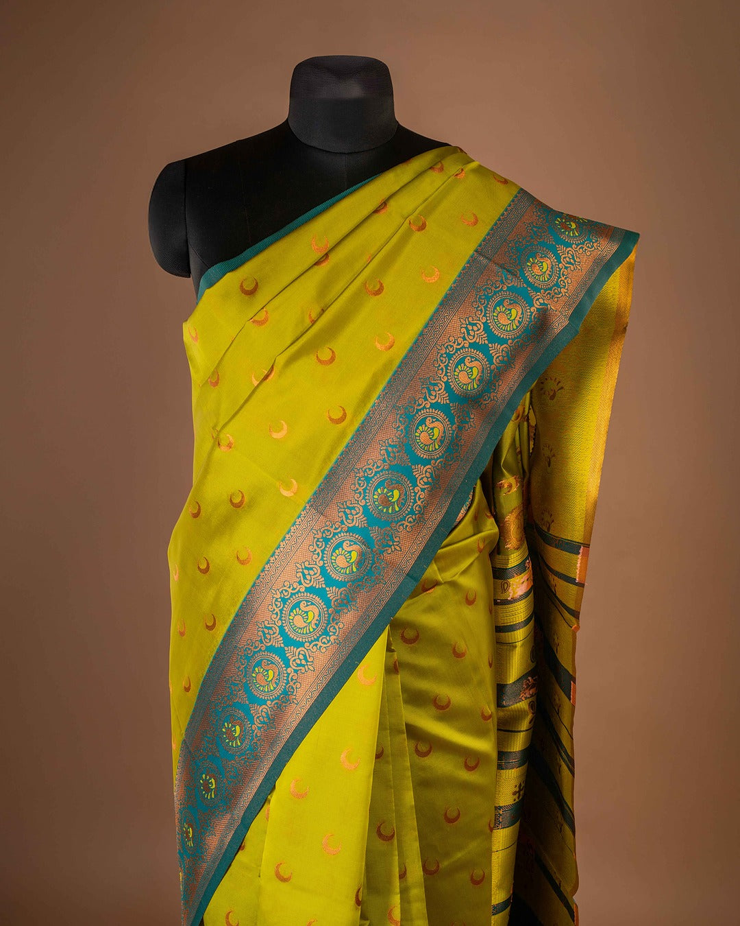 Kanya Kathaa ā Lime Green Paithani Saree with Blue Border & Golden Zari