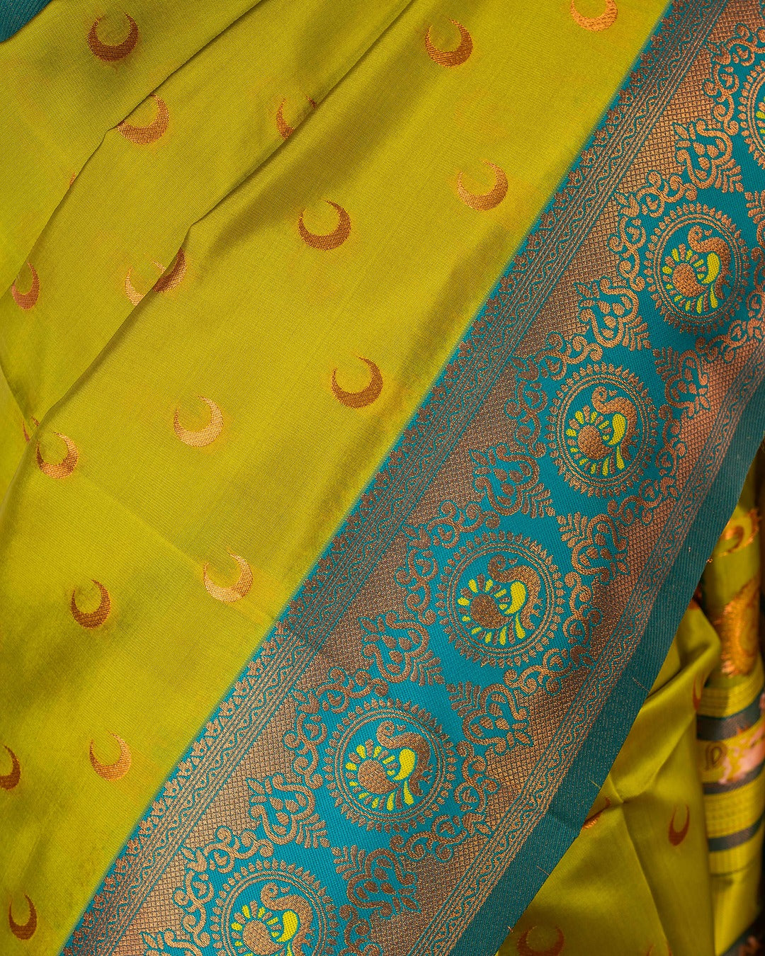 Kanya Kathaa ā Lime Green Paithani Saree with Blue Border & Golden Zari