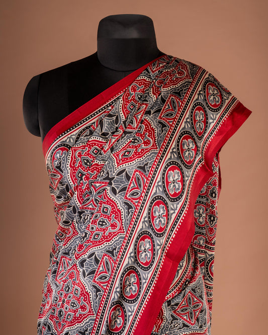 Where Art Meets Drape - A Saree That Invites Stories β Best Paired with Statement Necklaces