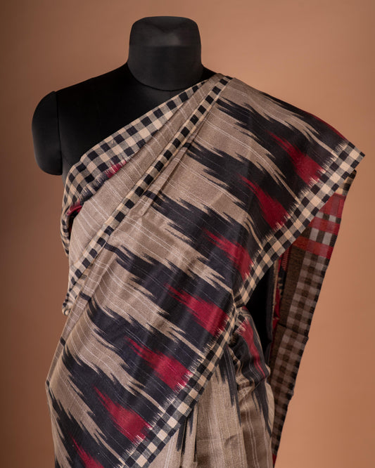 Rhythm in Threads β The Dual Weave Statement Saree