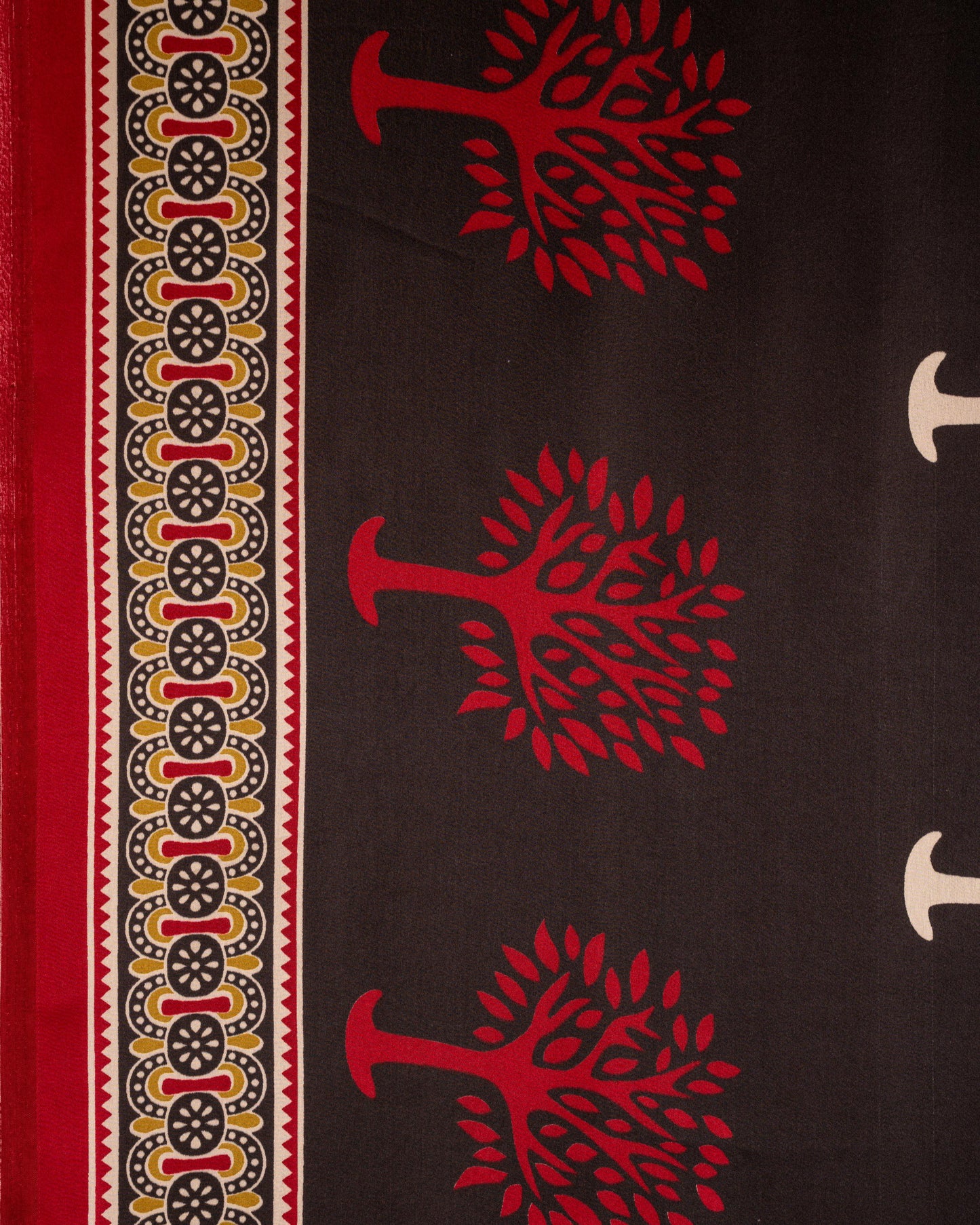 Draped in Art, Framed in Elegance - A Saree That’s Rooted in Culture Perfect for Statement Necklaces