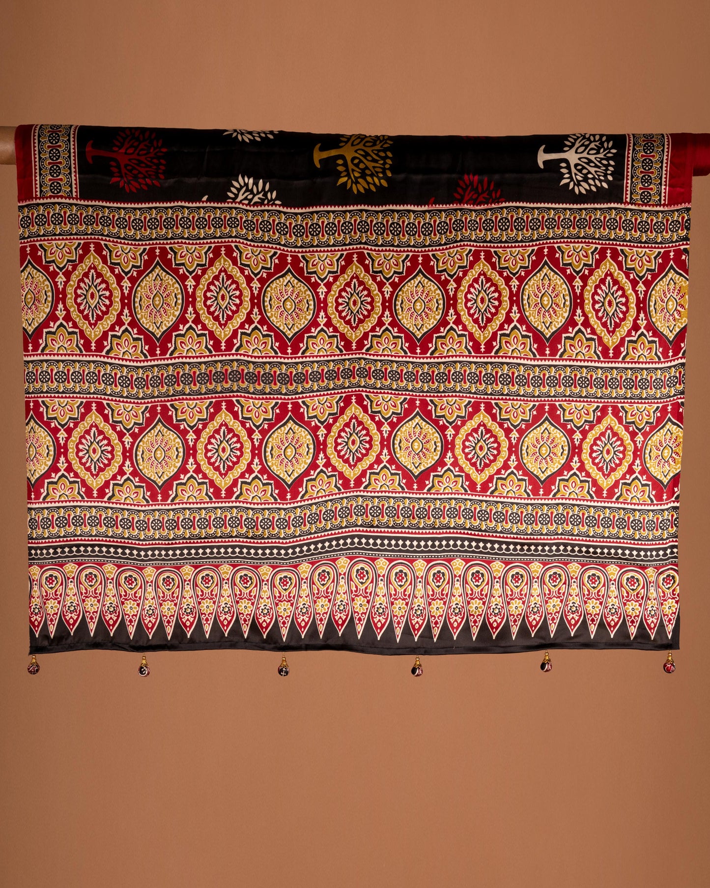 Draped in Art, Framed in Elegance - A Saree That’s Rooted in Culture Perfect for Statement Necklaces