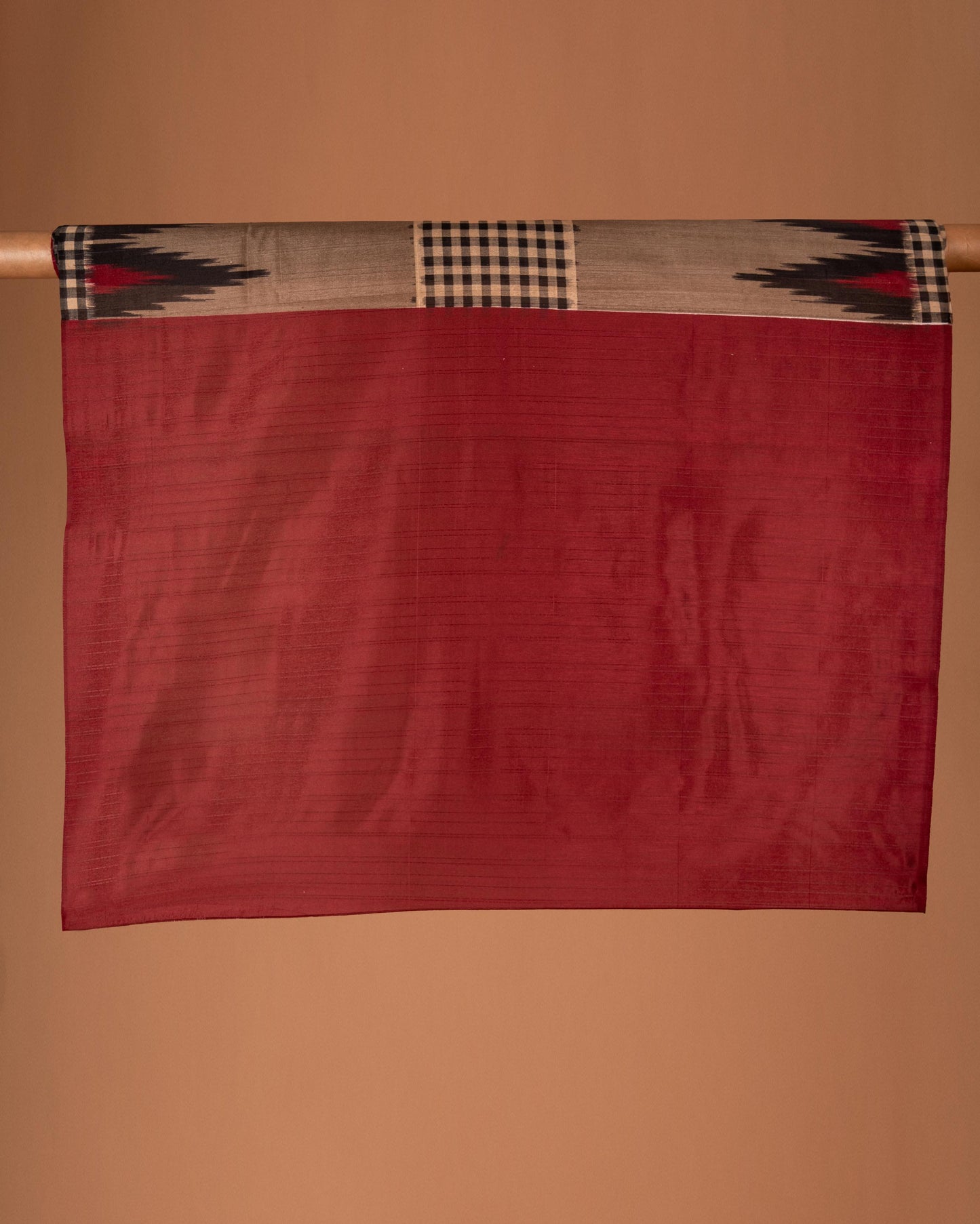 Rhythm in Threads – The Dual Weave Statement Saree