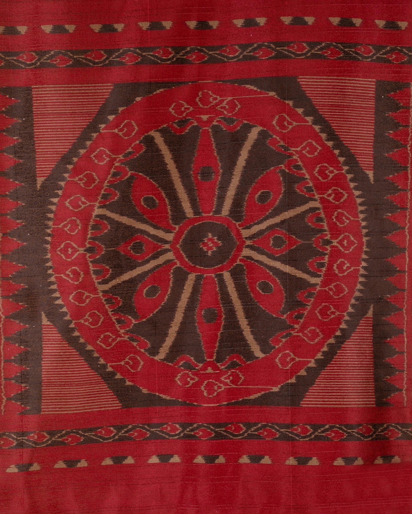 Rhythm in Threads – The Dual Weave Statement Saree