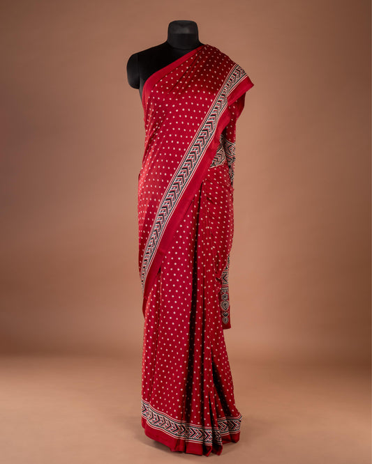 Pure Elegance, Draped in Simplicity - A Timeless Saree Made to Shine with Your Favorite Necklace