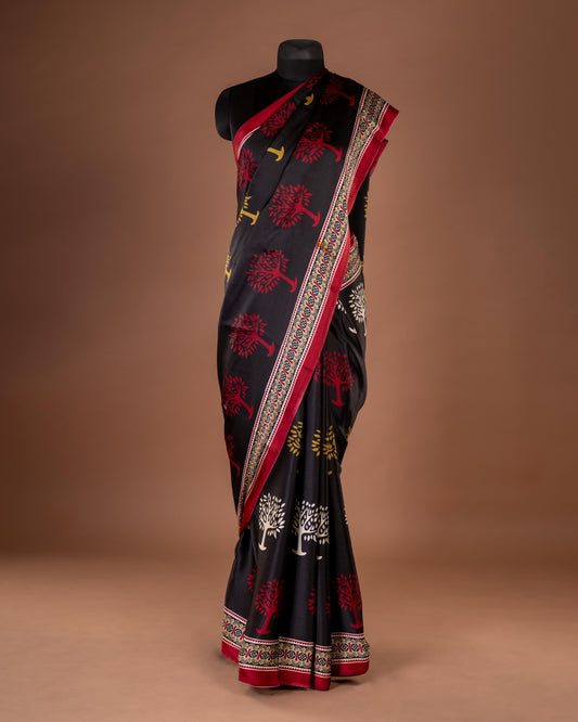 Draped in Art, Framed in Elegance - A Saree That’s Rooted in Culture Perfect for Statement Necklaces