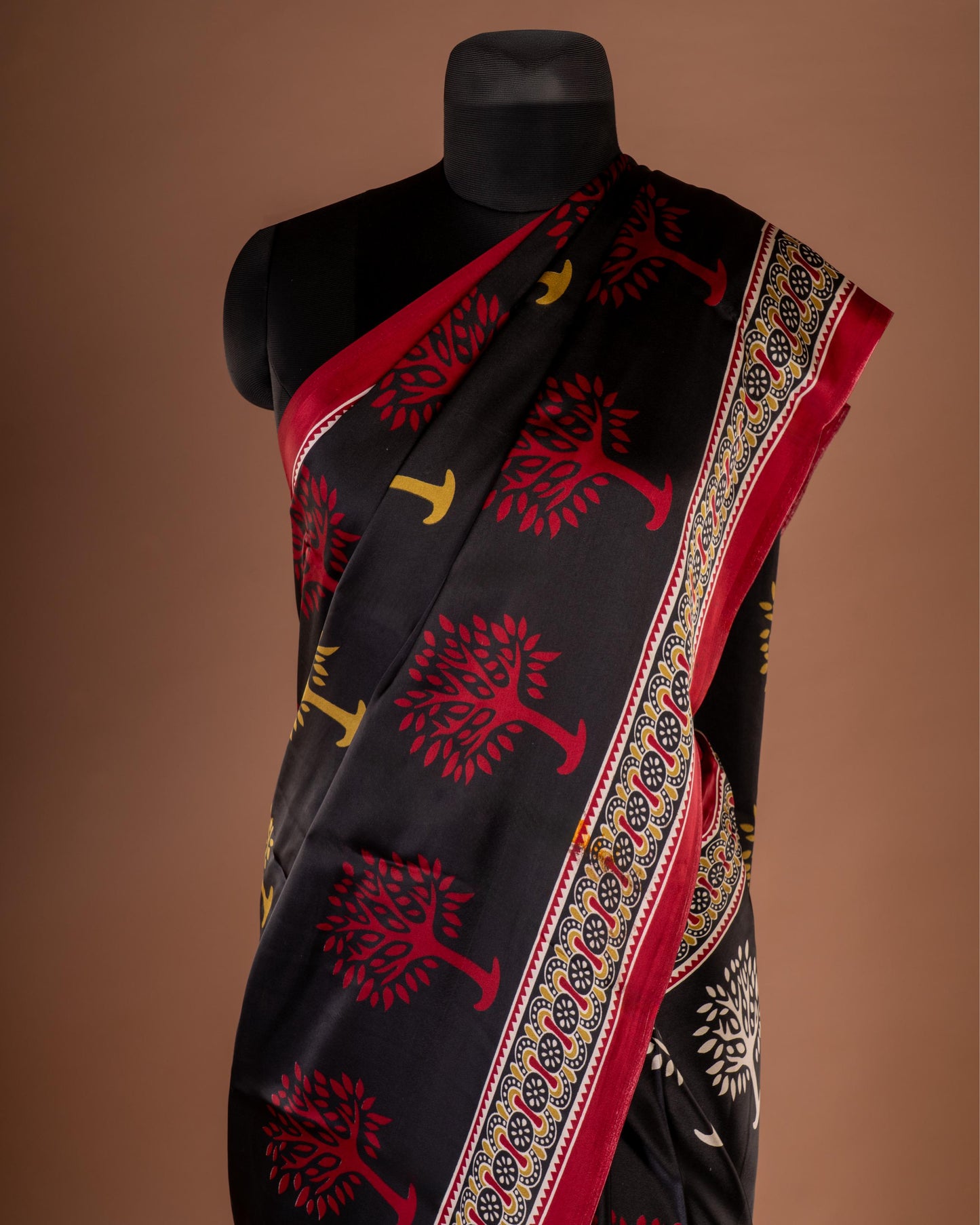 Draped in Art, Framed in Elegance - A Saree That’s Rooted in Culture Perfect for Statement Necklaces