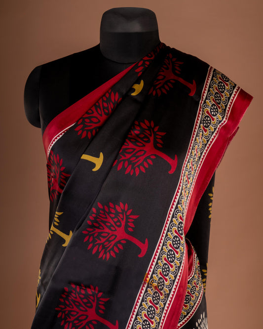Draped in Art, Framed in Elegance - A Saree That’s Rooted in Culture Perfect for Statement Necklaces