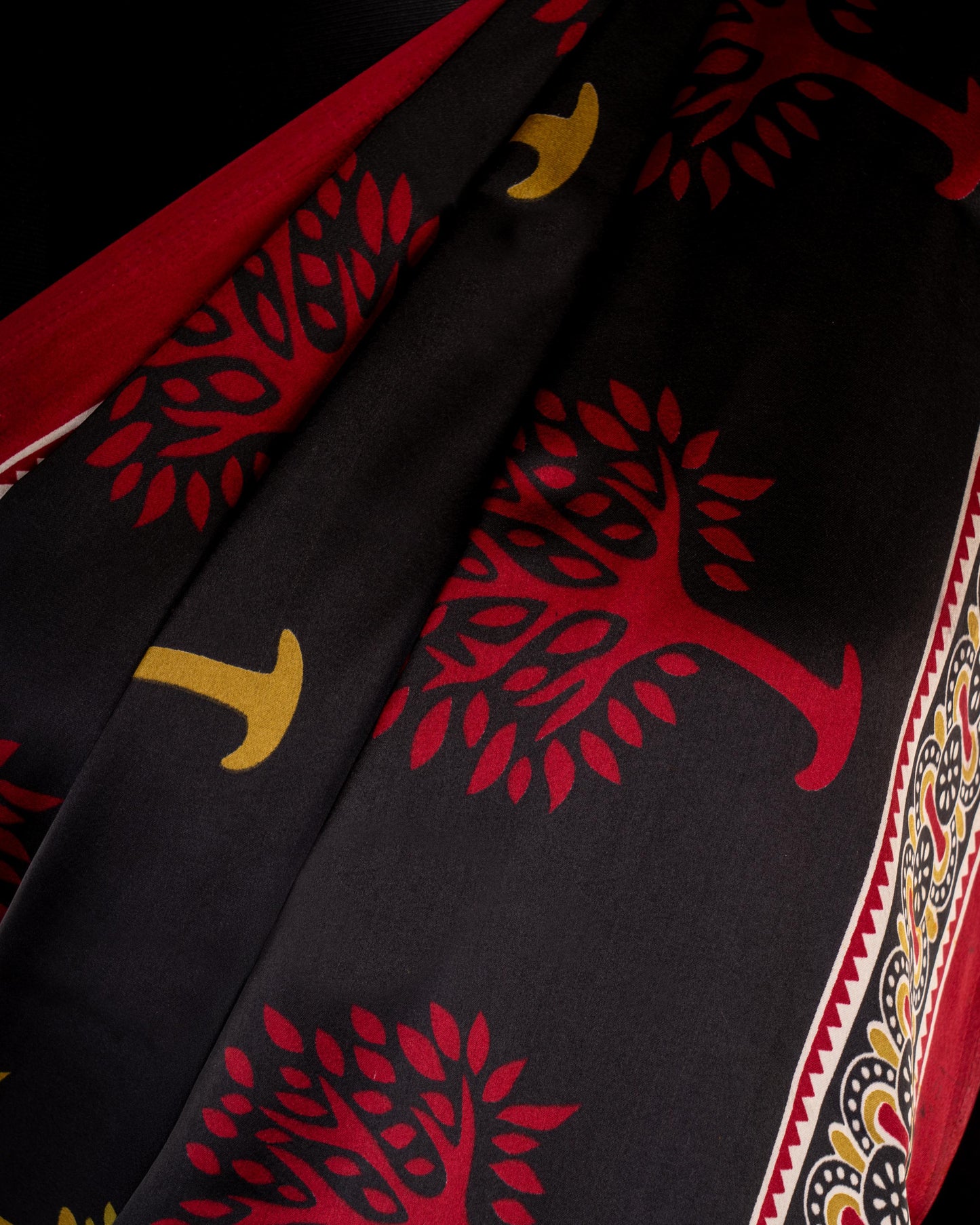 Draped in Art, Framed in Elegance - A Saree That’s Rooted in Culture Perfect for Statement Necklaces