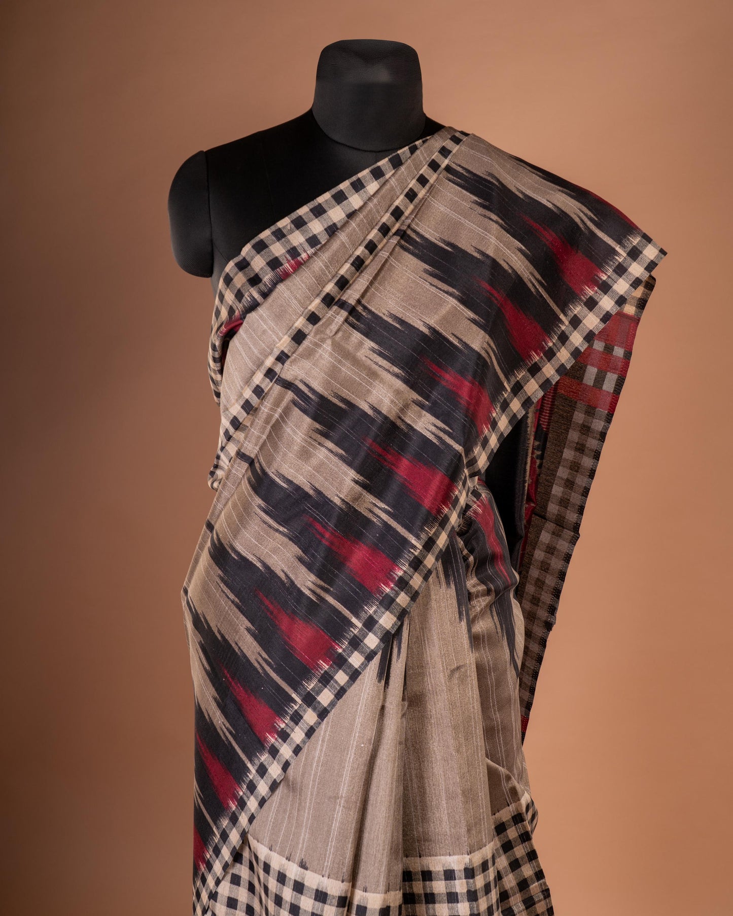 Rhythm in Threads – The Dual Weave Statement Saree