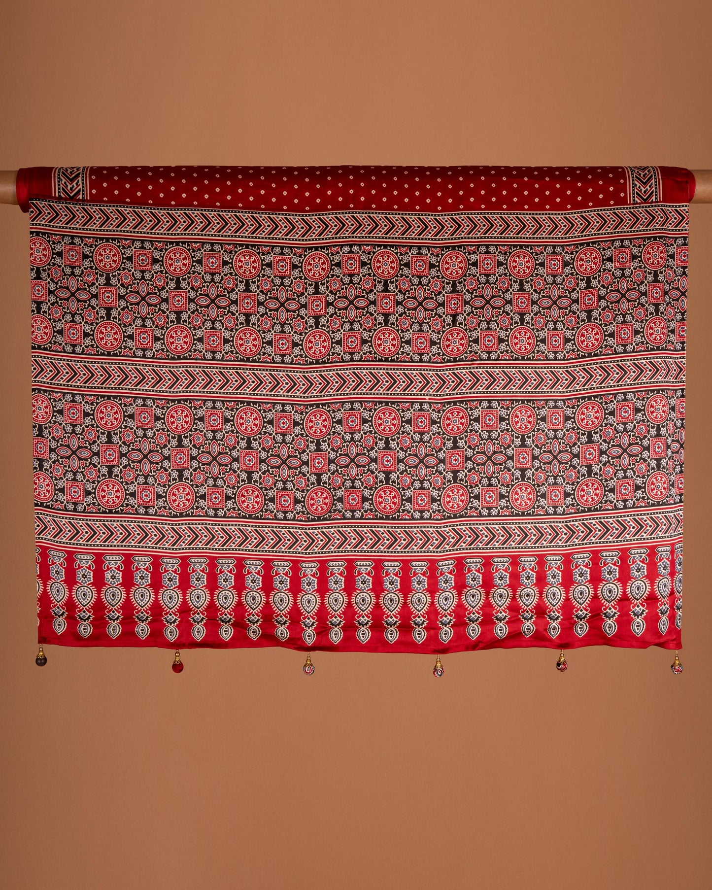 Pure Elegance, Draped in Simplicity - A Timeless Saree Made to Shine with Your Favorite Necklace